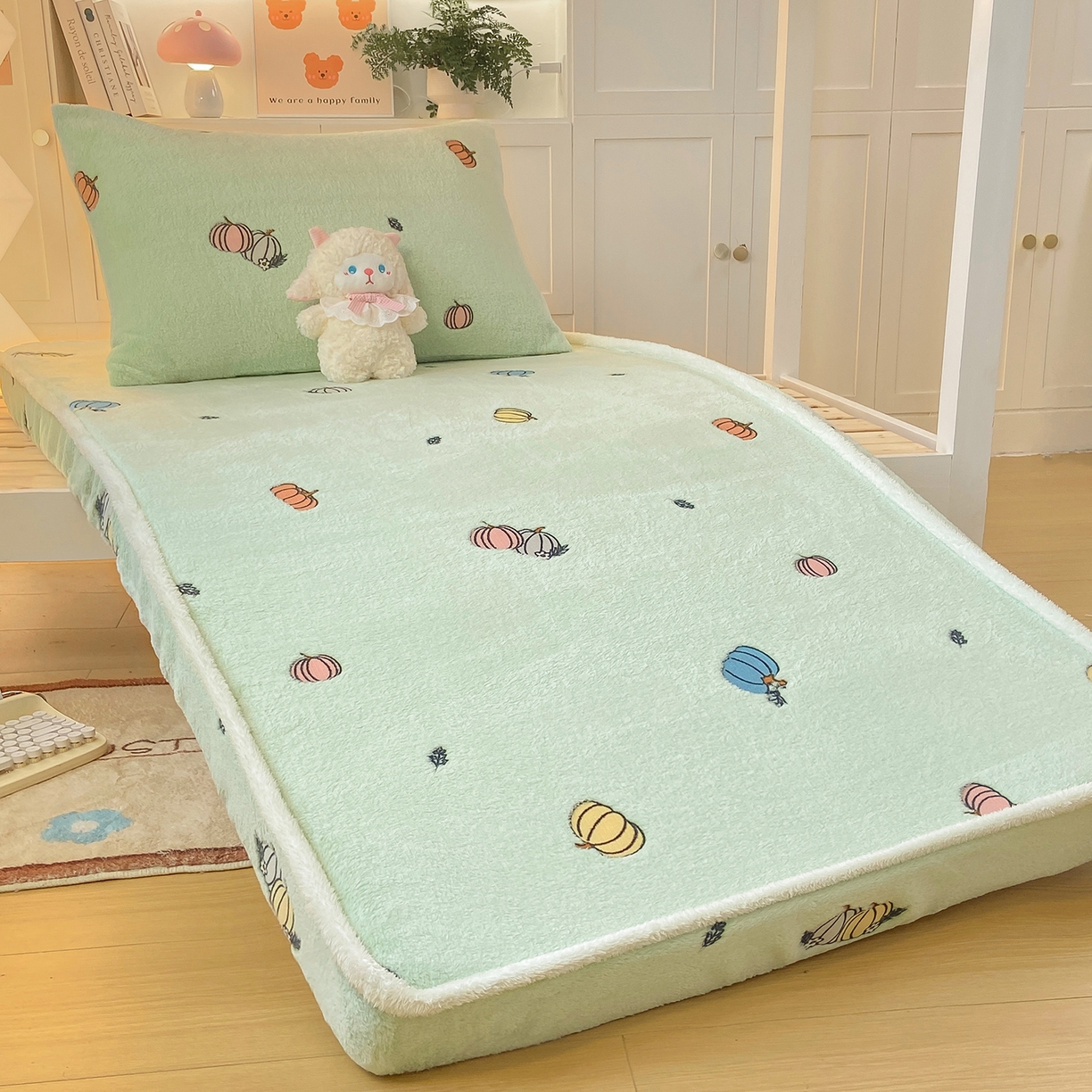 91家纺网 家纺一手货源 找家纺 眠势力 2025新款250g双面绒学生床笠单件三件套宿舍上下铺刺绣款牛奶绒床垫保护套 小南瓜【双面绒刺绣款】