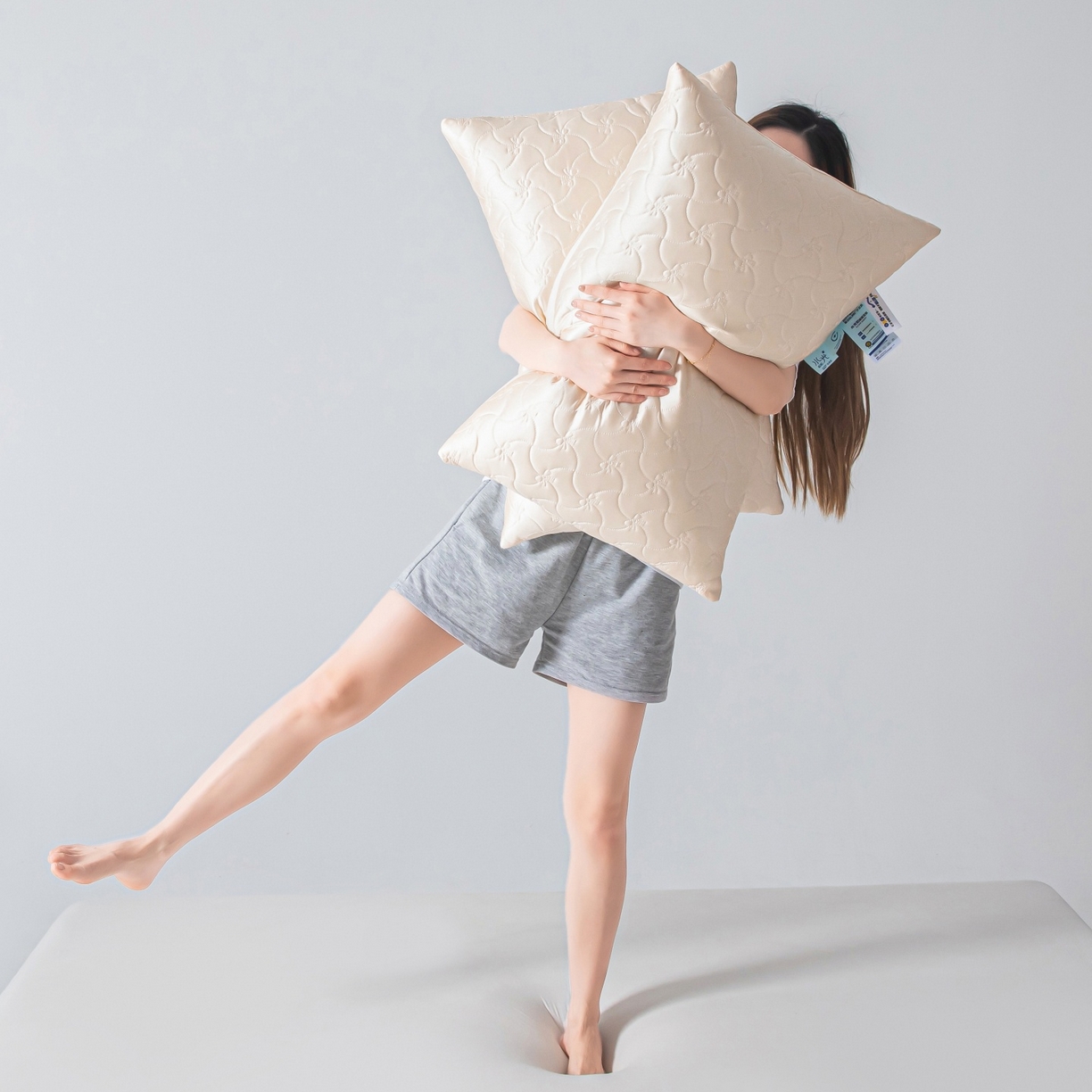 91家纺网 家纺一手货源 找家纺 麦肯锡 2025新款嘭嘭水光-水润枕枕头枕芯-模特图 嘭嘭水光-水润枕/对