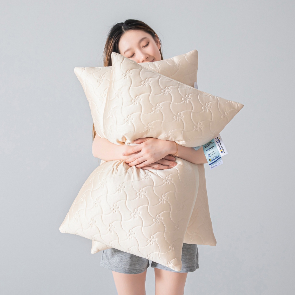 91家纺网 家纺一手货源 找家纺 麦肯锡 2025新款嘭嘭水光-水润枕枕头枕芯-模特图 嘭嘭水光-水润枕/对