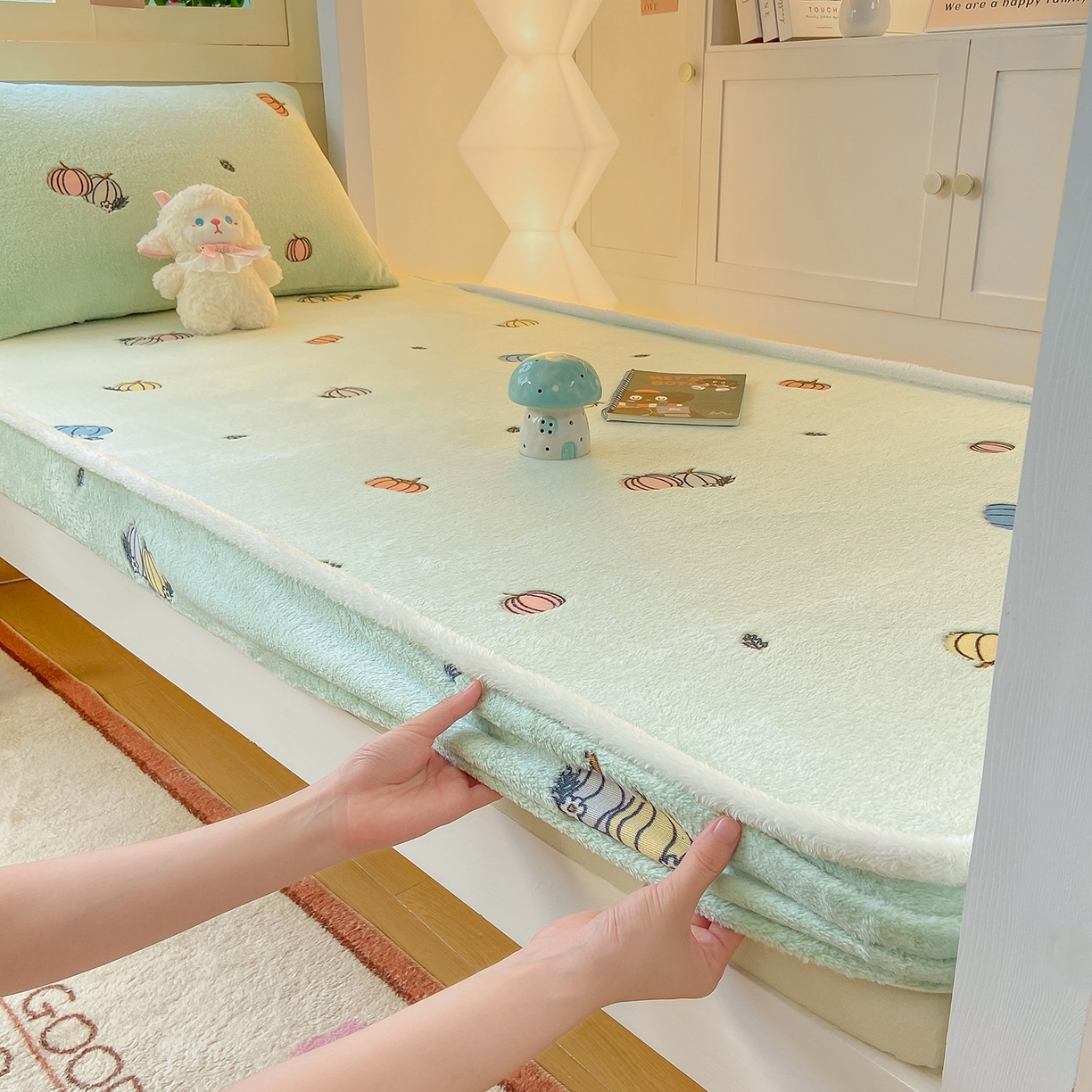 91家纺网 家纺一手货源 找家纺 眠势力 2025新款250g双面绒学生床笠单件三件套宿舍上下铺刺绣款牛奶绒床垫保护套 小南瓜【双面绒刺绣款】