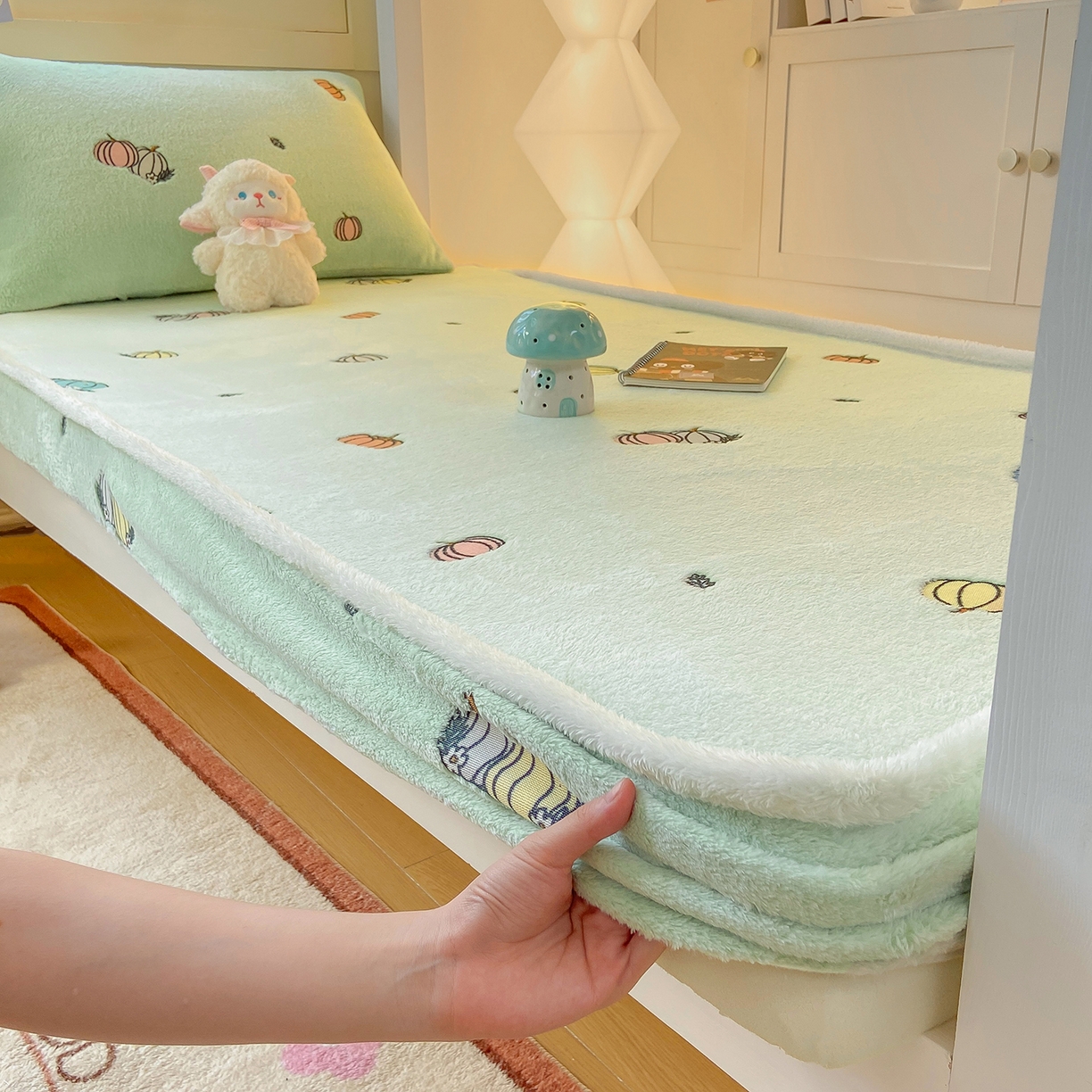 91家纺网 家纺一手货源 找家纺 眠势力 2025新款250g双面绒学生床笠单件三件套宿舍上下铺刺绣款牛奶绒床垫保护套 小南瓜【双面绒刺绣款】