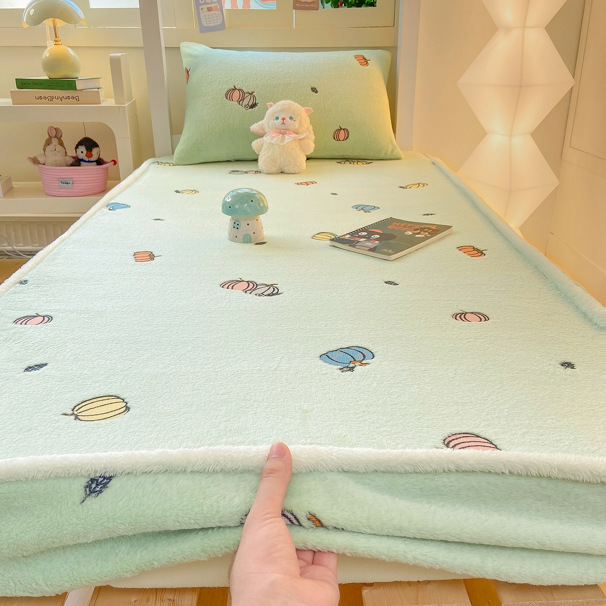 91家纺网 家纺一手货源 找家纺 眠势力 2025新款250g双面绒学生床笠单件三件套宿舍上下铺刺绣款牛奶绒床垫保护套 小南瓜【双面绒刺绣款】