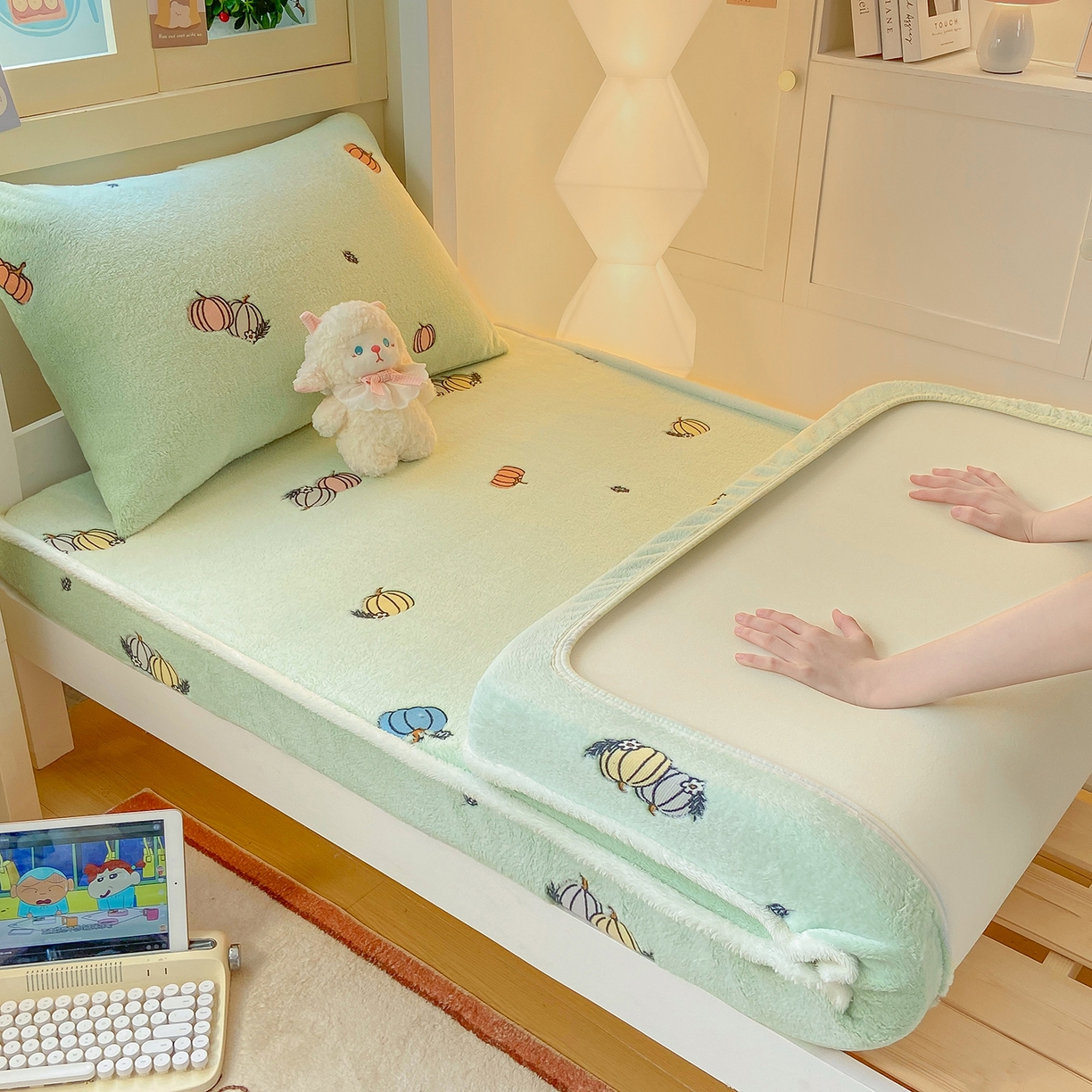 91家纺网 家纺一手货源 找家纺 眠势力 2025新款250g双面绒学生床笠单件三件套宿舍上下铺刺绣款牛奶绒床垫保护套 小南瓜【双面绒刺绣款】