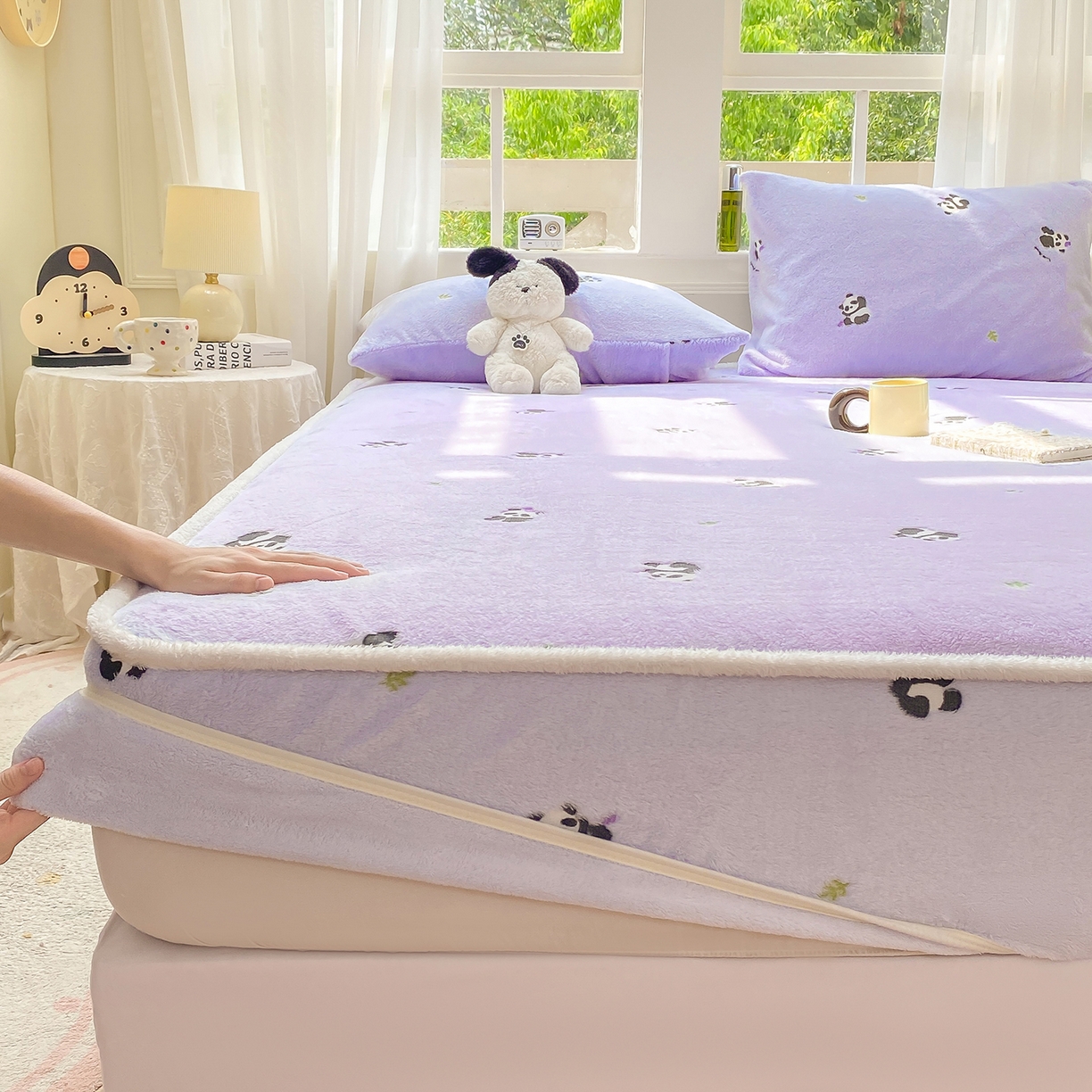 91家纺网 家纺一手货源 找家纺 眠势力 2025新款250g双面绒床笠单件三件套刺绣款高克重牛奶绒床垫保护套 熊猫紫【双面绒刺绣款】
