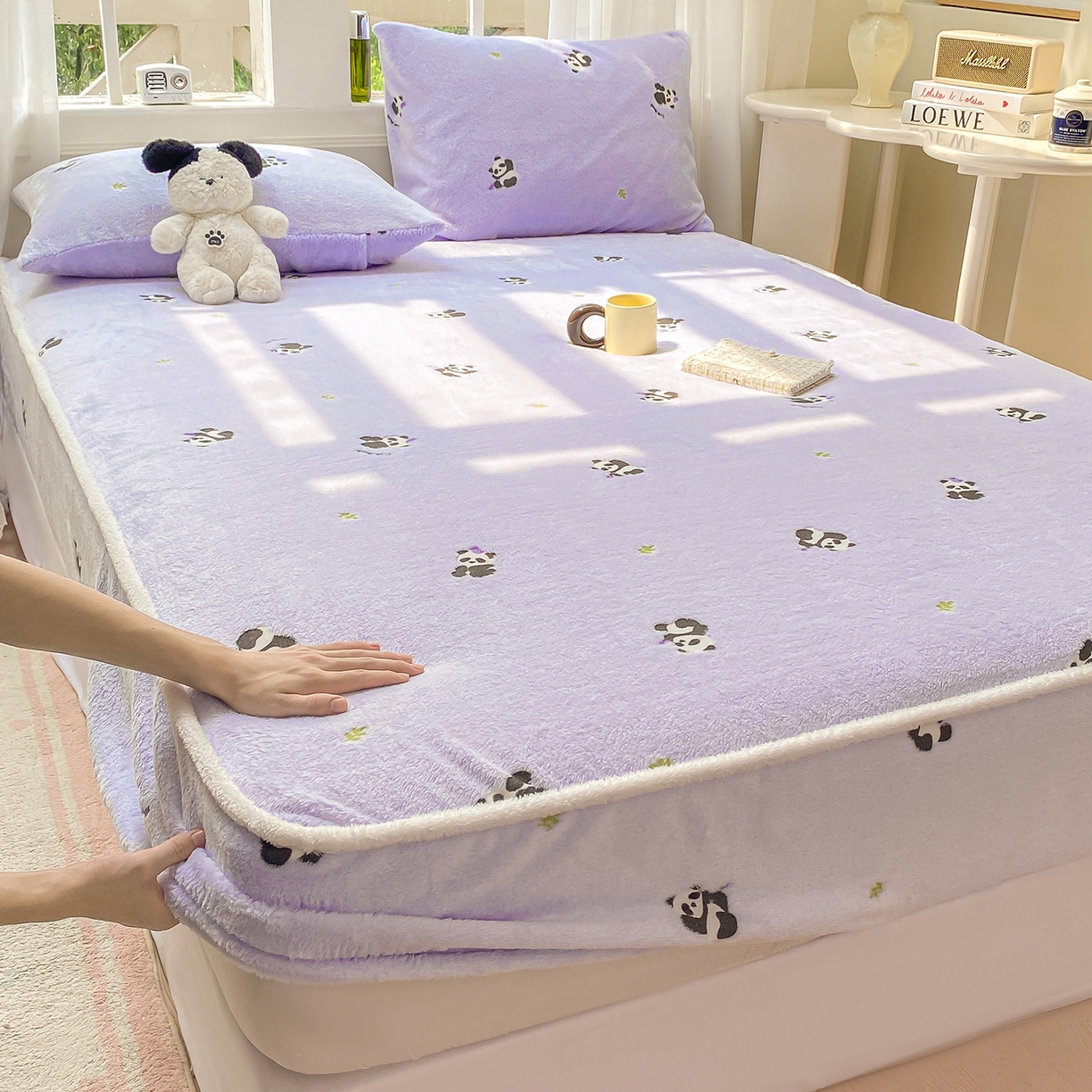 91家纺网 家纺一手货源 找家纺 眠势力 2025新款250g双面绒床笠单件三件套刺绣款高克重牛奶绒床垫保护套 熊猫紫【双面绒刺绣款】