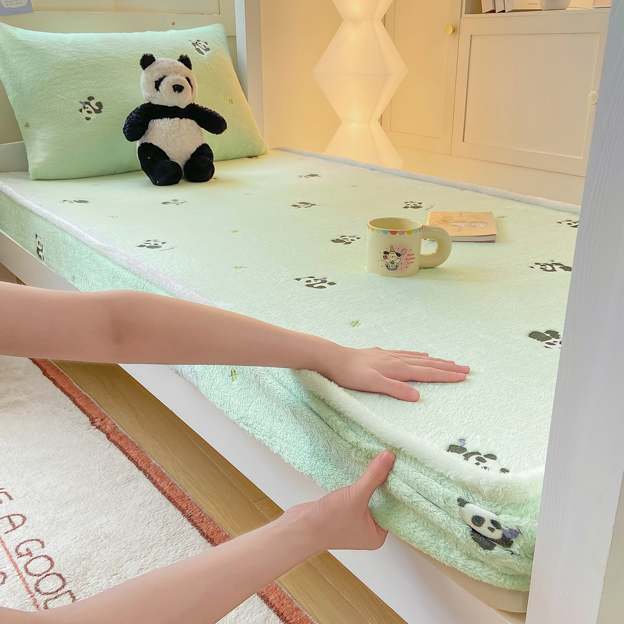 91家纺网 家纺一手货源 找家纺 眠势力 2025新款250g双面绒学生床笠单件三件套宿舍上下铺刺绣款牛奶绒床垫保护套 熊猫绿【双面绒刺绣款】