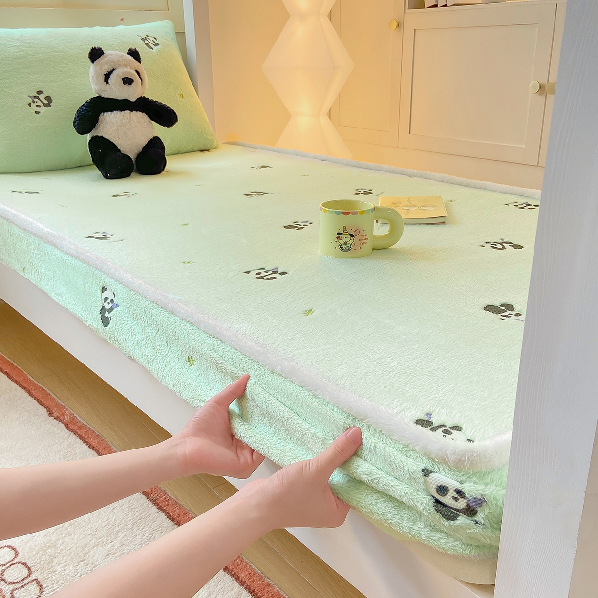 91家纺网 家纺一手货源 找家纺 眠势力 2025新款250g双面绒学生床笠单件三件套宿舍上下铺刺绣款牛奶绒床垫保护套 熊猫绿【双面绒刺绣款】