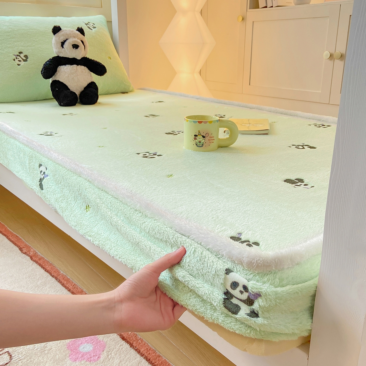 91家纺网 家纺一手货源 找家纺 眠势力 2025新款250g双面绒学生床笠单件三件套宿舍上下铺刺绣款牛奶绒床垫保护套 熊猫绿【双面绒刺绣款】