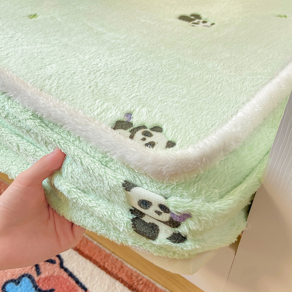 91家纺网 家纺一手货源 找家纺 眠势力 2025新款250g双面绒学生床笠单件三件套宿舍上下铺刺绣款牛奶绒床垫保护套 熊猫绿【双面绒刺绣款】