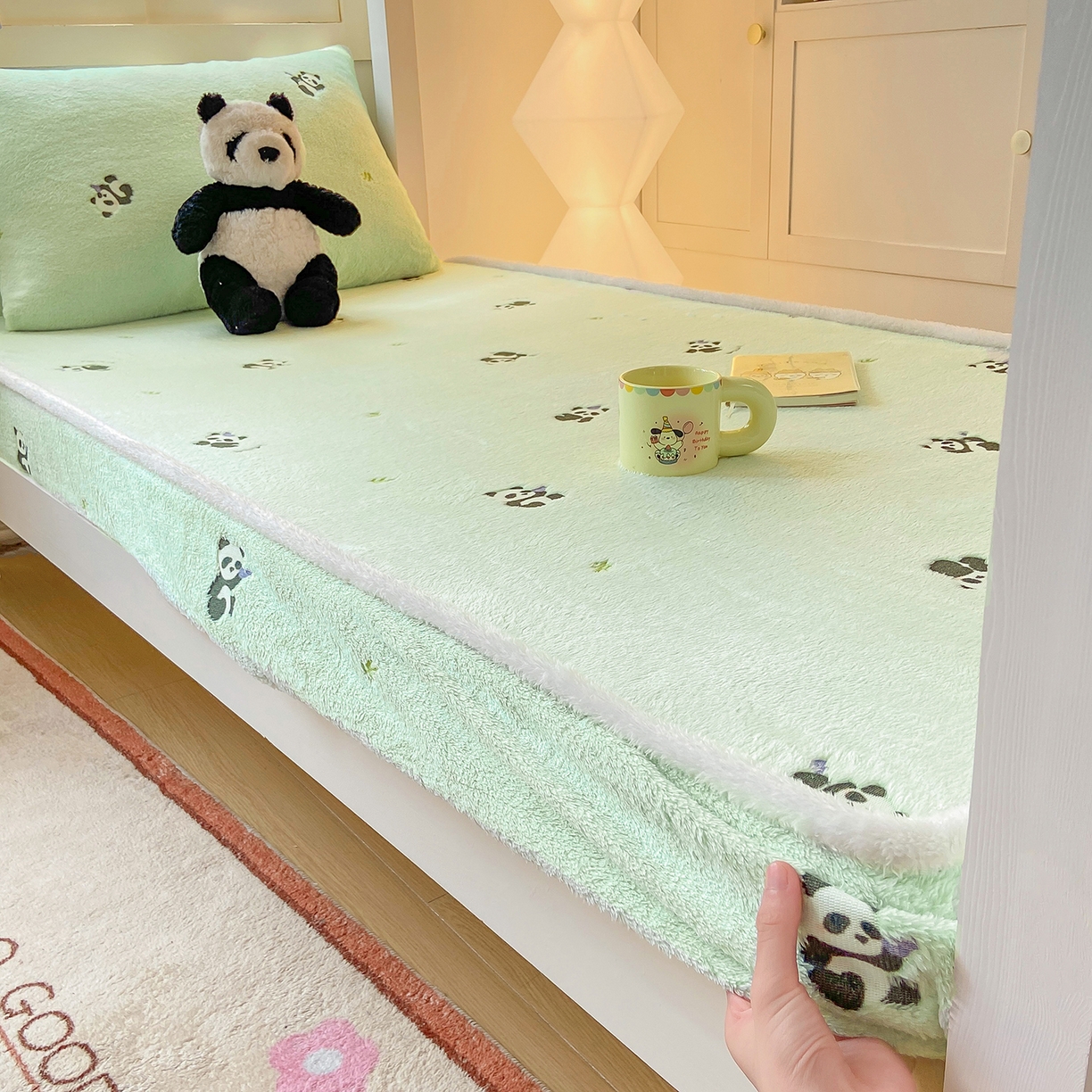 91家纺网 家纺一手货源 找家纺 眠势力 2025新款250g双面绒学生床笠单件三件套宿舍上下铺刺绣款牛奶绒床垫保护套 熊猫绿【双面绒刺绣款】