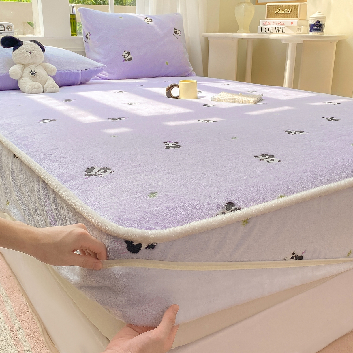 91家纺网 家纺一手货源 找家纺 眠势力 2025新款250g双面绒床笠单件三件套刺绣款高克重牛奶绒床垫保护套 熊猫紫【双面绒刺绣款】