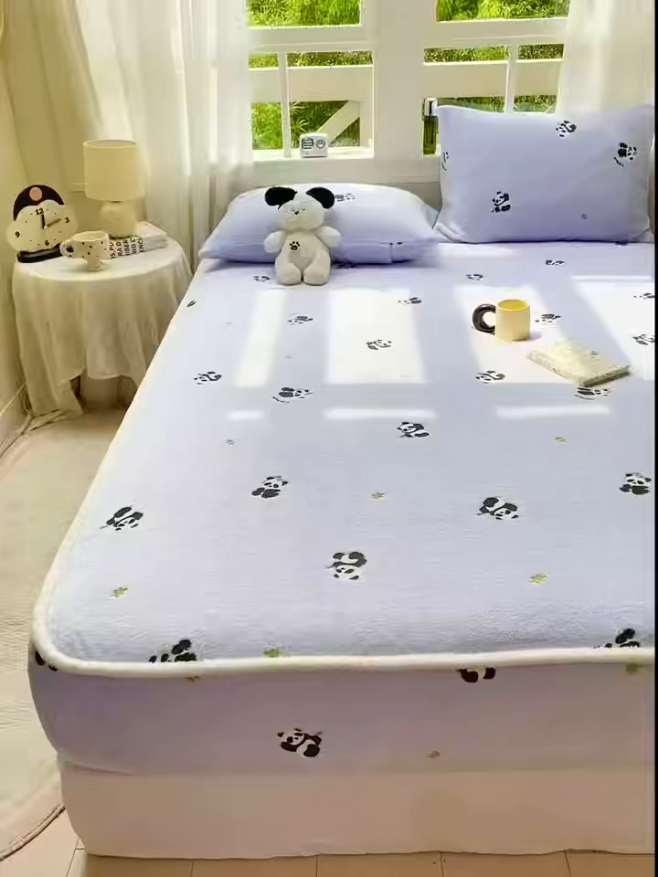 91家纺网 家纺一手货源 找家纺 眠势力 2025新款250g双面绒床笠单件三件套刺绣款高克重牛奶绒床垫保护套 熊猫紫【双面绒刺绣款】