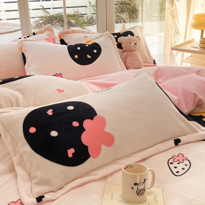 91家纺网 家纺一手货源 找家纺 喜梦缘家纺 2025新款小版牛奶绒印花四件套系列 爱心草莓