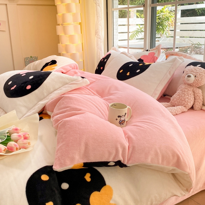 91家纺网 家纺一手货源 找家纺 喜梦缘家纺 2025新款小版牛奶绒印花四件套系列 爱心草莓