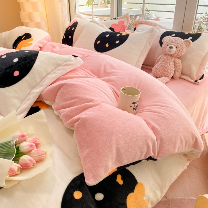 91家纺网 家纺一手货源 找家纺 喜梦缘家纺 2025新款小版牛奶绒印花四件套系列 爱心草莓