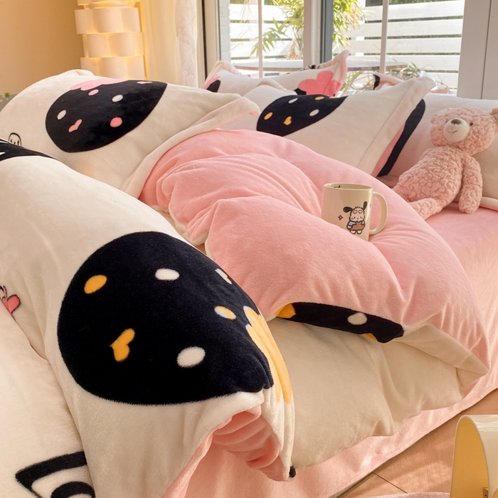 91家纺网 家纺一手货源 找家纺 喜梦缘家纺 2025新款小版牛奶绒印花四件套系列 爱心草莓