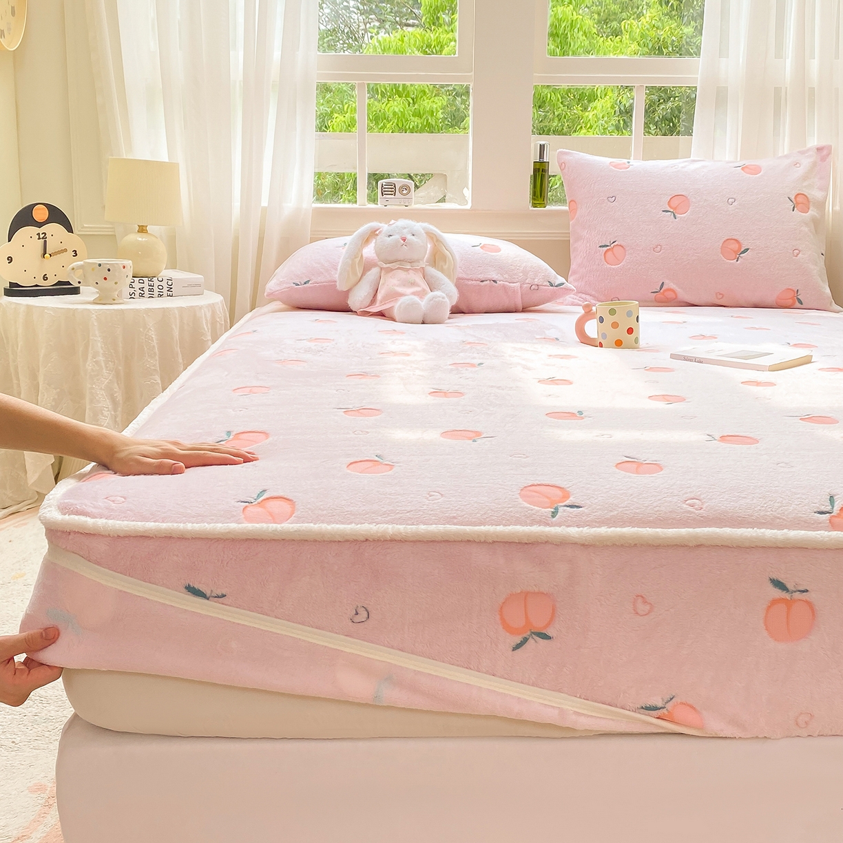 91家纺网 家纺一手货源 找家纺 眠势力 2025新款250g双面绒床笠单件三件套刺绣款高克重牛奶绒床垫保护套 水蜜桃【双面绒刺绣款】