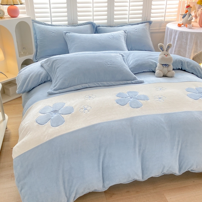 91家纺网 家纺一手货源 找家纺 你好美丽 2025新款200克牛奶绒刺绣四件套 花香四溢蓝