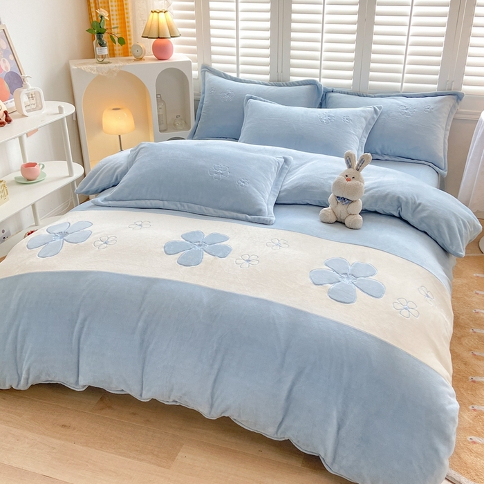 91家纺网 家纺一手货源 找家纺 你好美丽 2025新款200克牛奶绒刺绣四件套 花香四溢蓝