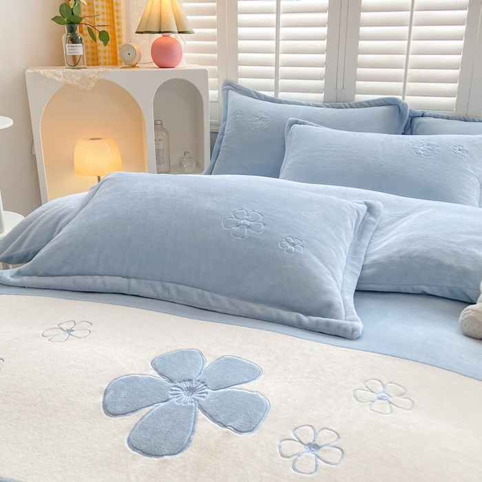 91家纺网 家纺一手货源 找家纺 你好美丽 2025新款200克牛奶绒刺绣四件套 花香四溢蓝