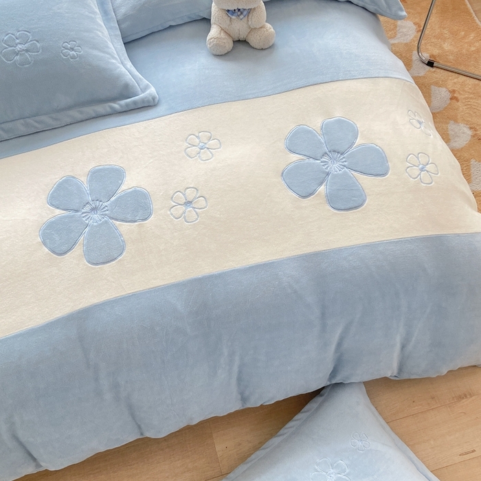 91家纺网 家纺一手货源 找家纺 你好美丽 2025新款200克牛奶绒刺绣四件套 花香四溢蓝