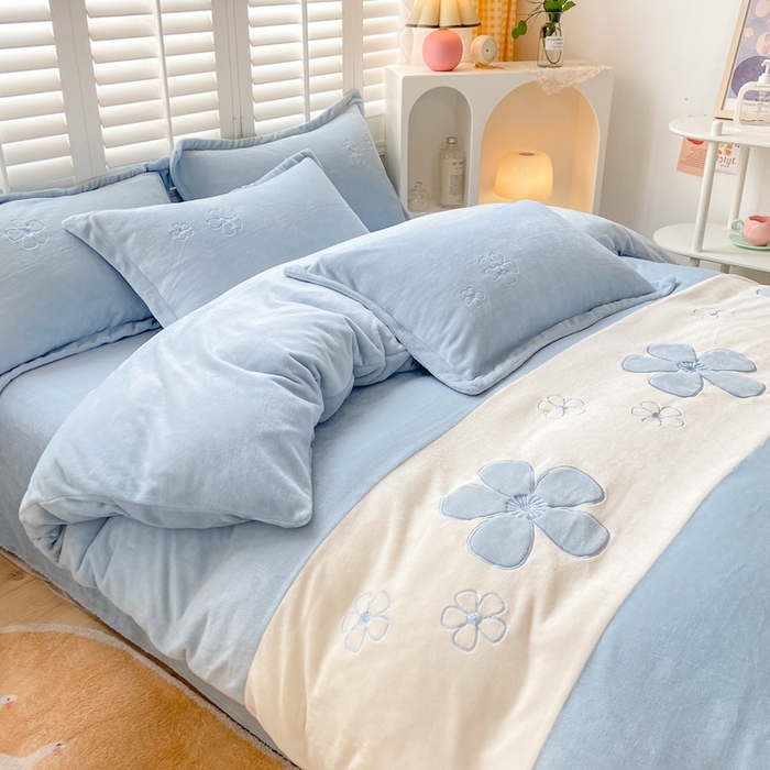 91家纺网 家纺一手货源 找家纺 你好美丽 2025新款200克牛奶绒刺绣四件套 花香四溢蓝