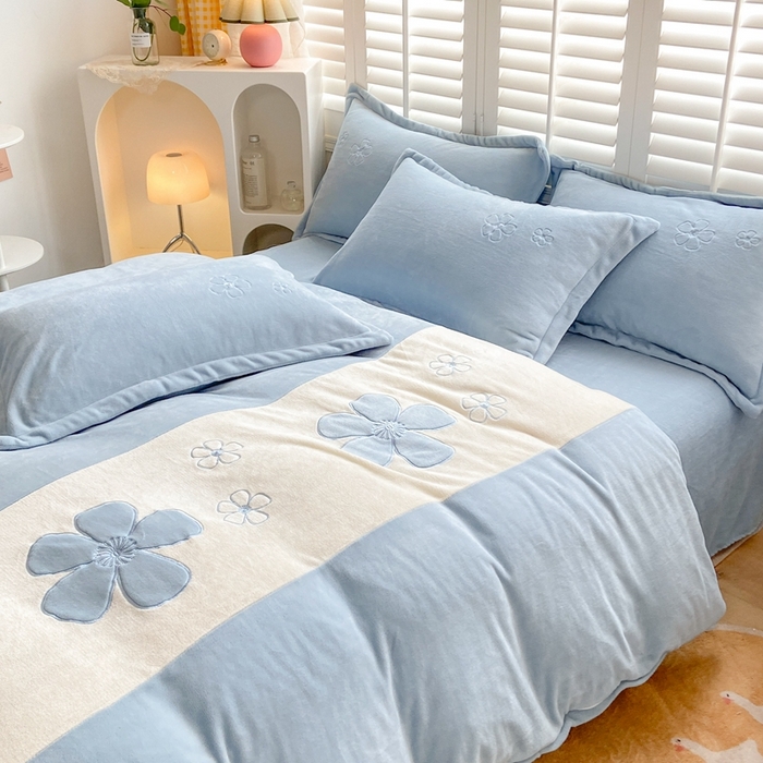 91家纺网 家纺一手货源 找家纺 你好美丽 2025新款200克牛奶绒刺绣四件套 花香四溢蓝