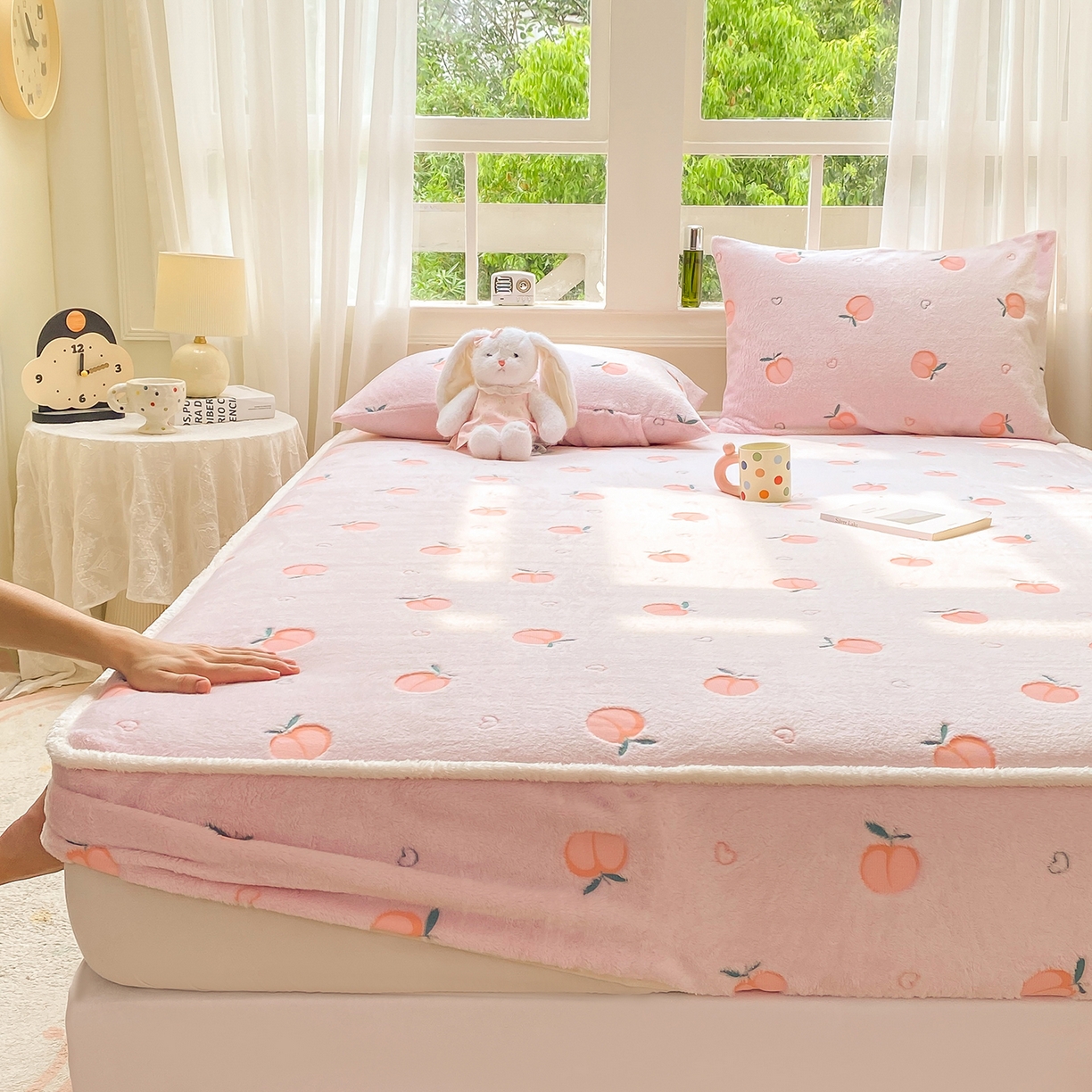 91家纺网 家纺一手货源 找家纺 眠势力 2025新款250g双面绒床笠单件三件套刺绣款高克重牛奶绒床垫保护套 水蜜桃【双面绒刺绣款】