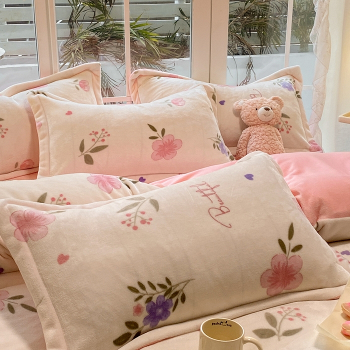 91家纺网 家纺一手货源 找家纺 喜梦缘家纺 2025新款小版牛奶绒印花四件套系列 花儿朵朵