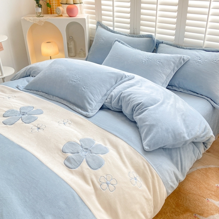 91家纺网 家纺一手货源 找家纺 你好美丽 2025新款200克牛奶绒刺绣四件套 花香四溢蓝