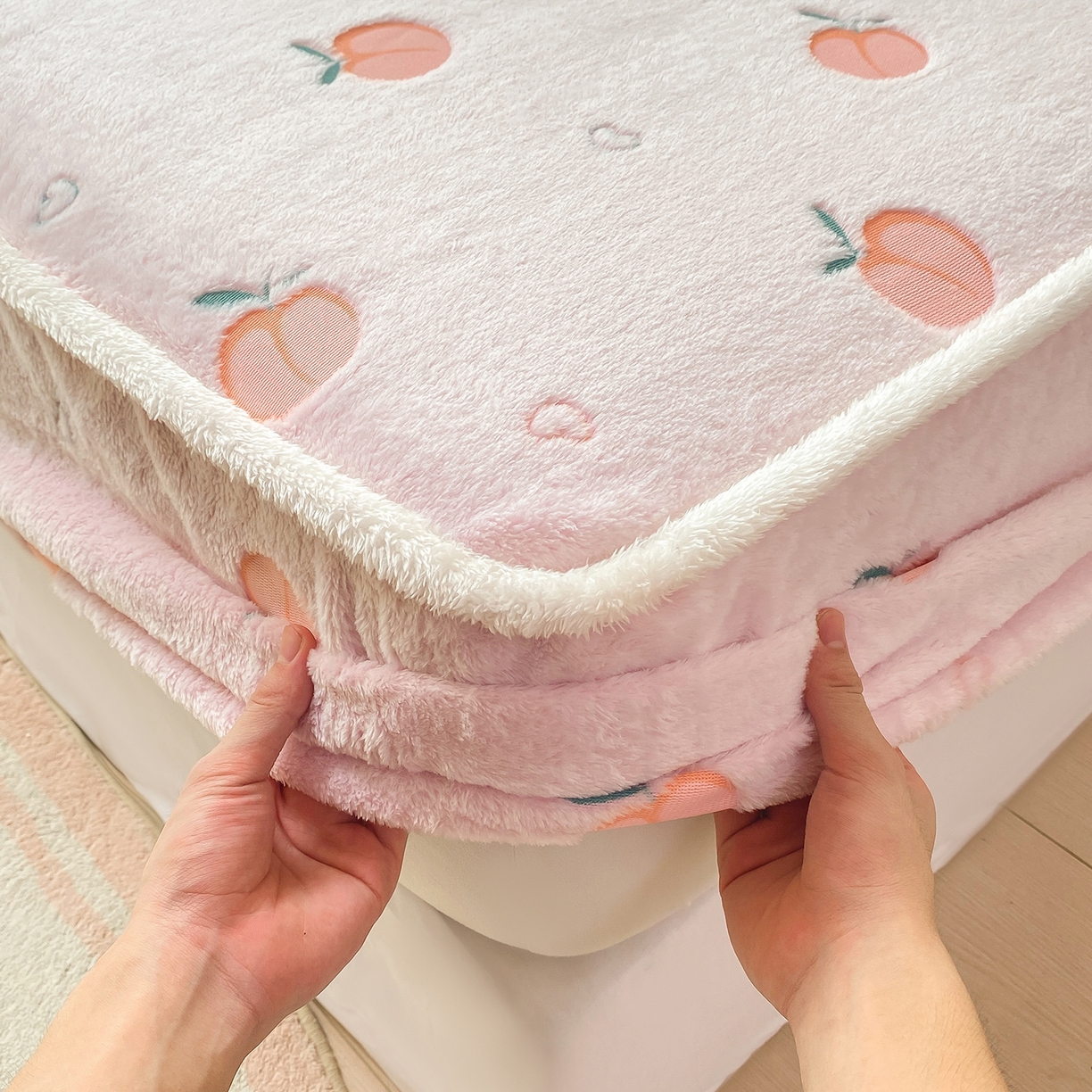 91家纺网 家纺一手货源 找家纺 眠势力 2025新款250g双面绒床笠单件三件套刺绣款高克重牛奶绒床垫保护套 水蜜桃【双面绒刺绣款】