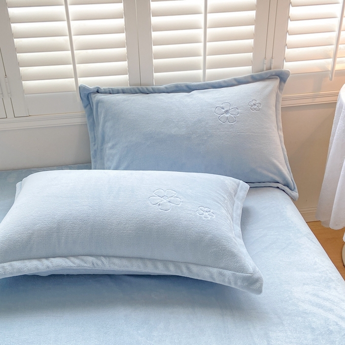 91家纺网 家纺一手货源 找家纺 你好美丽 2025新款200克牛奶绒刺绣四件套 花香四溢蓝