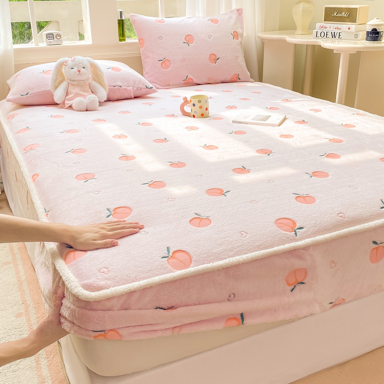 91家纺网 家纺一手货源 找家纺 眠势力 2025新款250g双面绒床笠单件三件套刺绣款高克重牛奶绒床垫保护套 水蜜桃【双面绒刺绣款】