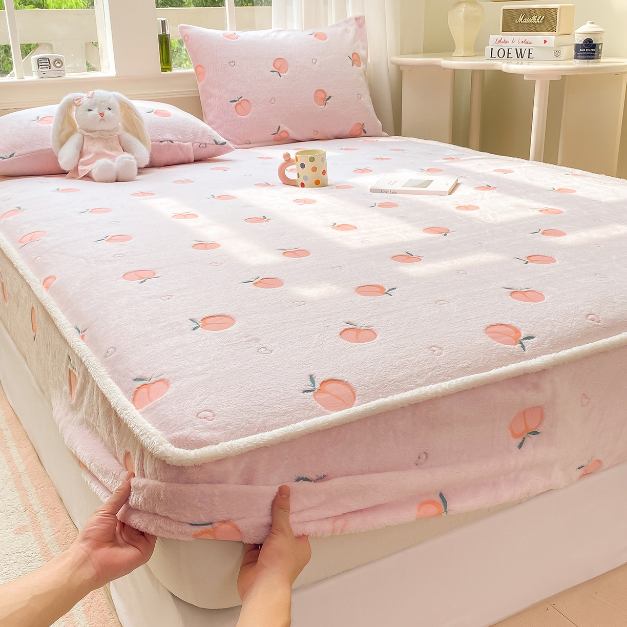 91家纺网 家纺一手货源 找家纺 眠势力 2025新款250g双面绒床笠单件三件套刺绣款高克重牛奶绒床垫保护套 水蜜桃【双面绒刺绣款】