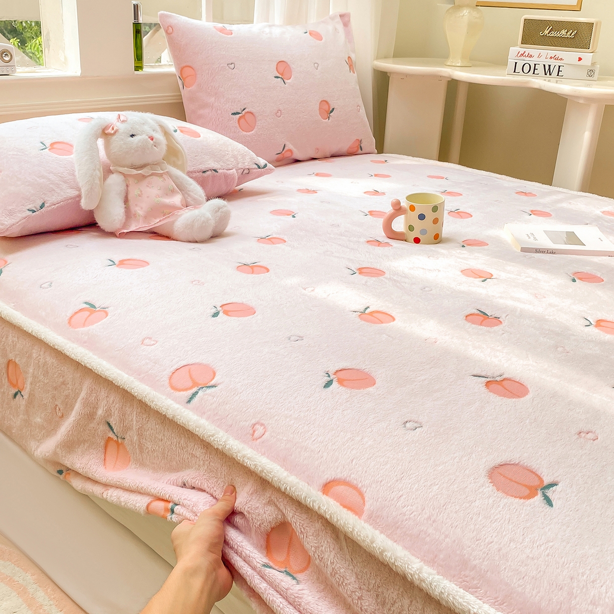 91家纺网 家纺一手货源 找家纺 眠势力 2025新款250g双面绒床笠单件三件套刺绣款高克重牛奶绒床垫保护套 水蜜桃【双面绒刺绣款】