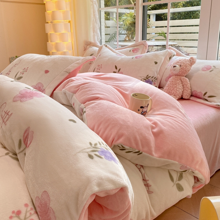 91家纺网 家纺一手货源 找家纺 喜梦缘家纺 2025新款小版牛奶绒印花四件套系列 花儿朵朵