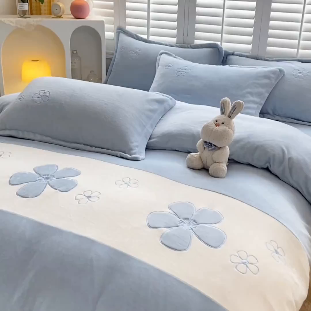 91家纺网 家纺一手货源 找家纺 你好美丽 2025新款200克牛奶绒刺绣四件套 花香四溢蓝