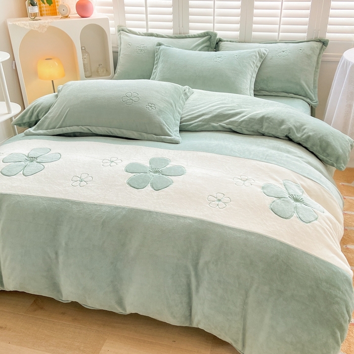 91家纺网 家纺一手货源 找家纺 你好美丽 2025新款200克牛奶绒刺绣四件套 花香四溢绿