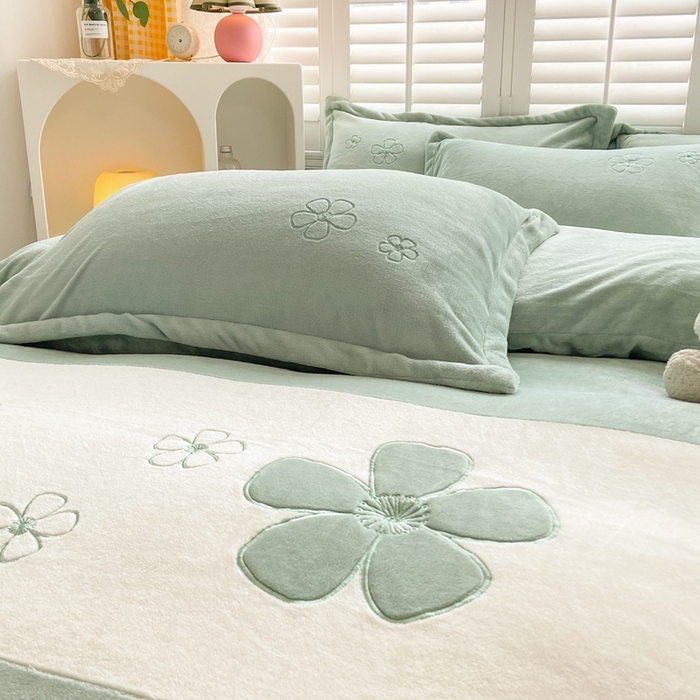 91家纺网 家纺一手货源 找家纺 你好美丽 2025新款200克牛奶绒刺绣四件套 花香四溢绿