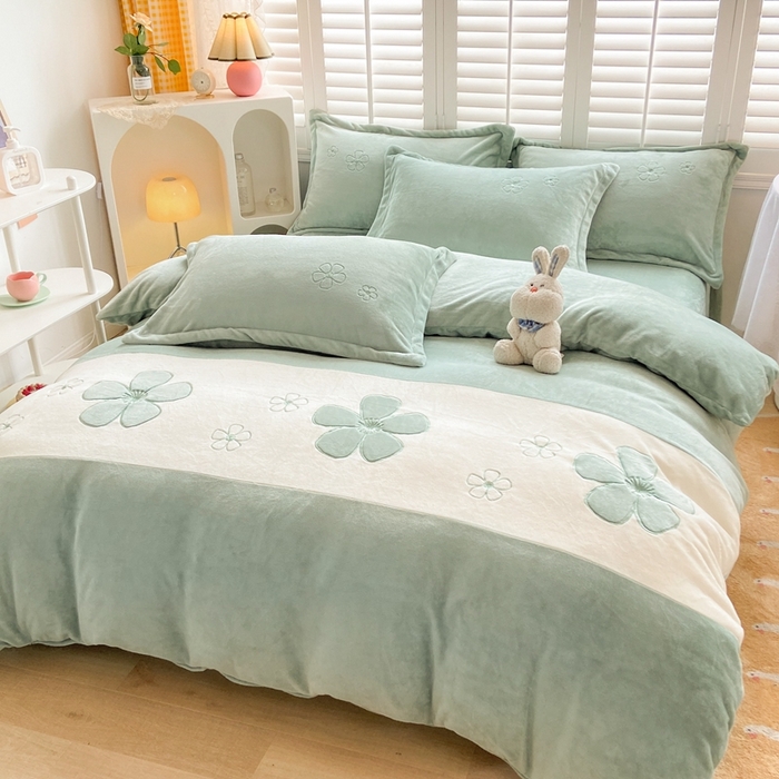 91家纺网 家纺一手货源 找家纺 你好美丽 2025新款200克牛奶绒刺绣四件套 花香四溢绿