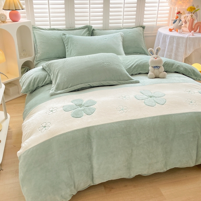 91家纺网 家纺一手货源 找家纺 你好美丽 2025新款200克牛奶绒刺绣四件套 花香四溢绿