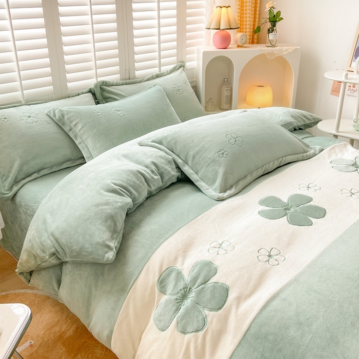 91家纺网 家纺一手货源 找家纺 你好美丽 2025新款200克牛奶绒刺绣四件套 花香四溢绿