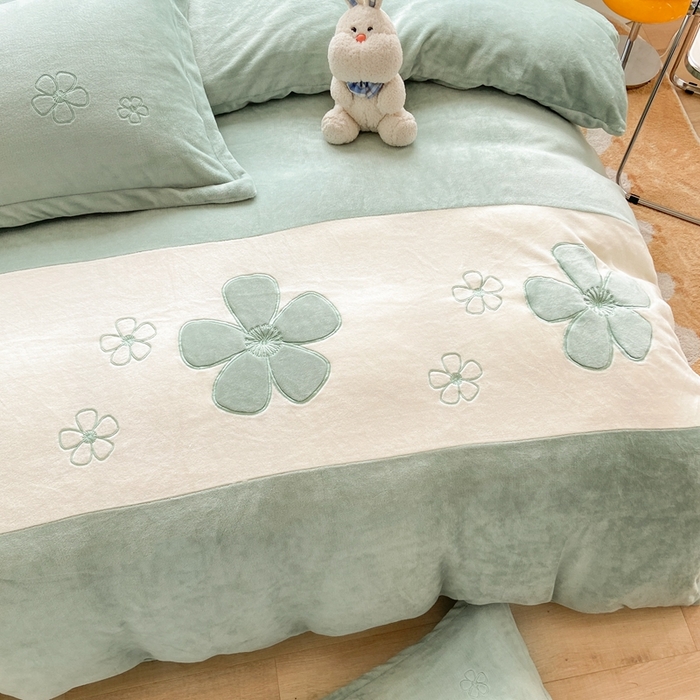 91家纺网 家纺一手货源 找家纺 你好美丽 2025新款200克牛奶绒刺绣四件套 花香四溢绿