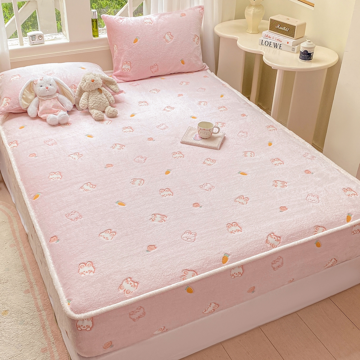 91家纺网 家纺一手货源 找家纺 眠势力 2025新款250g双面绒床笠单件三件套刺绣款高克重牛奶绒床垫保护套 小白兔【双面绒刺绣款】