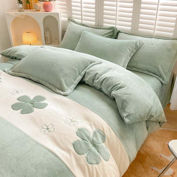 91家纺网 家纺一手货源 找家纺 你好美丽 2025新款200克牛奶绒刺绣四件套 花香四溢绿