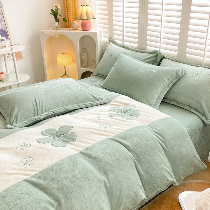 91家纺网 家纺一手货源 找家纺 你好美丽 2025新款200克牛奶绒刺绣四件套 花香四溢绿