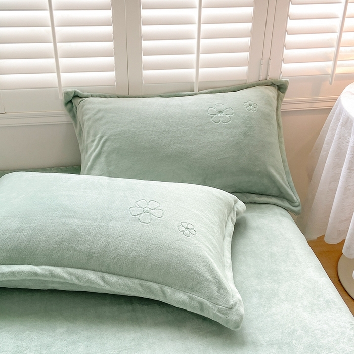 91家纺网 家纺一手货源 找家纺 你好美丽 2025新款200克牛奶绒刺绣四件套 花香四溢绿