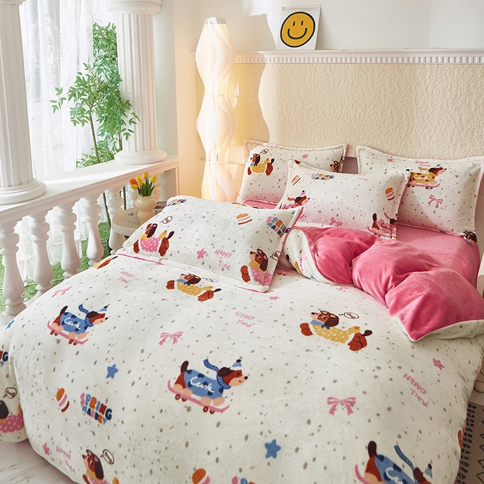 91家纺网 家纺一手货源 找家纺 喜梦缘家纺 2025新款小版牛奶绒印花四件套系列 腊肠派对