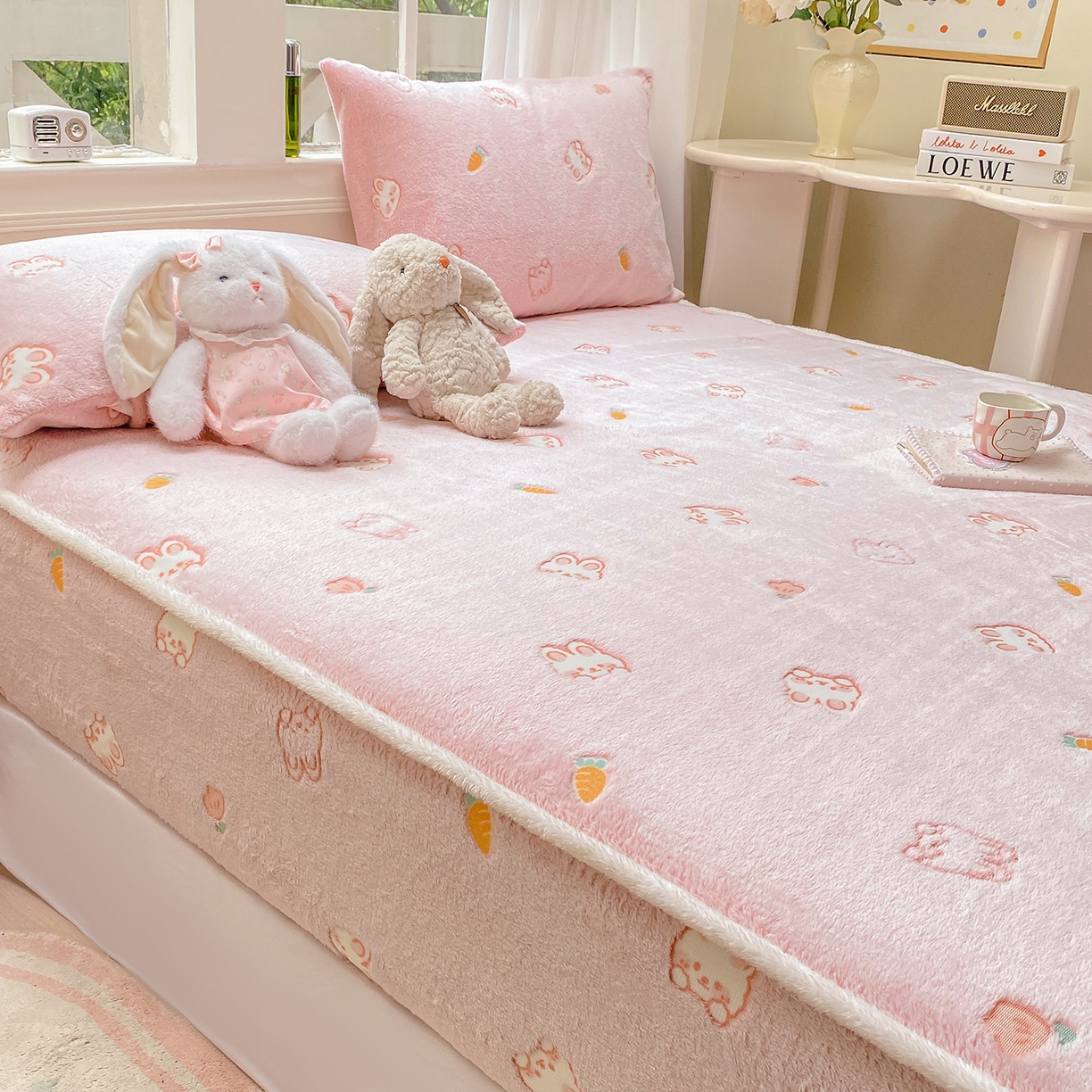 91家纺网 家纺一手货源 找家纺 眠势力 2025新款250g双面绒床笠单件三件套刺绣款高克重牛奶绒床垫保护套 小白兔【双面绒刺绣款】