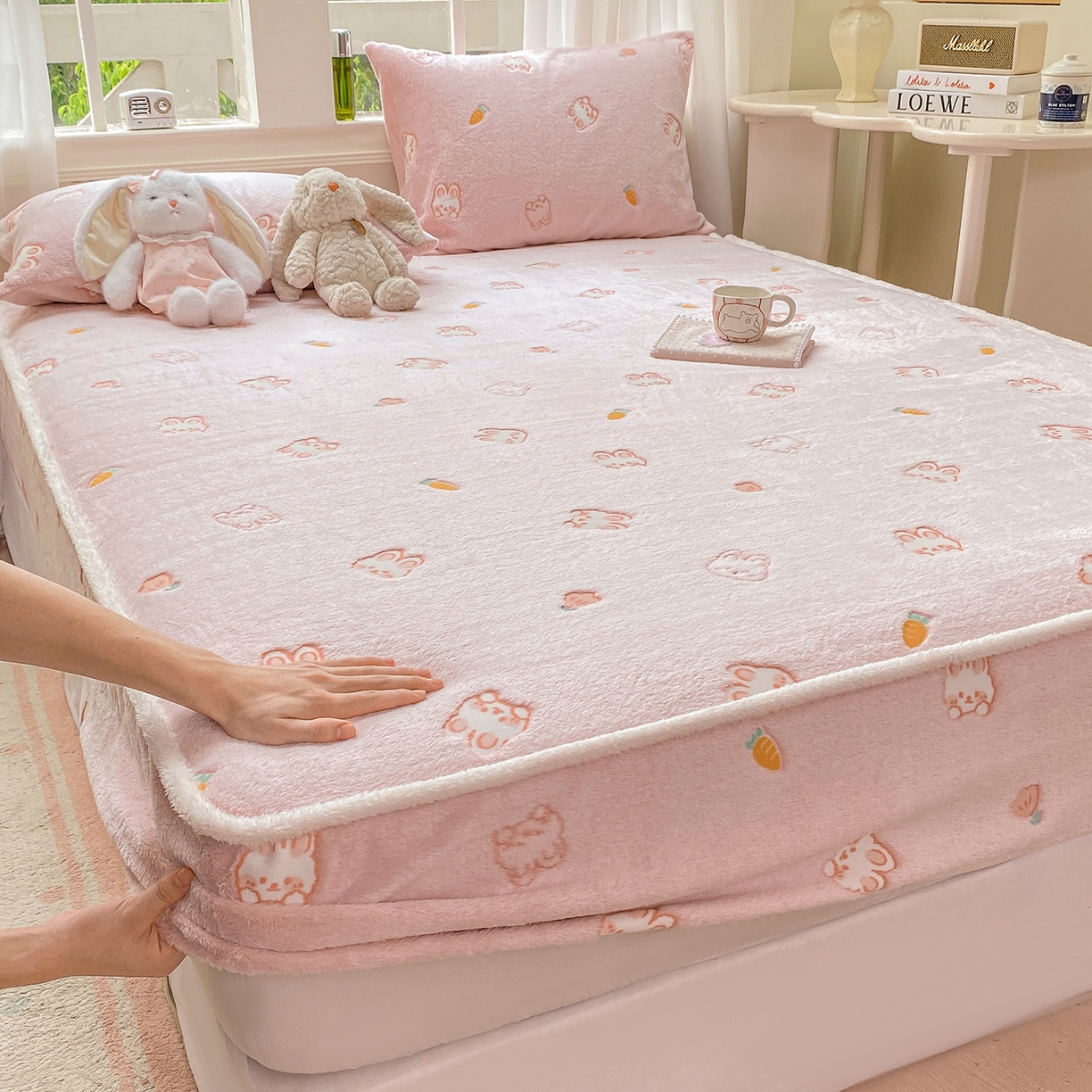 91家纺网 家纺一手货源 找家纺 眠势力 2025新款250g双面绒床笠单件三件套刺绣款高克重牛奶绒床垫保护套 小白兔【双面绒刺绣款】